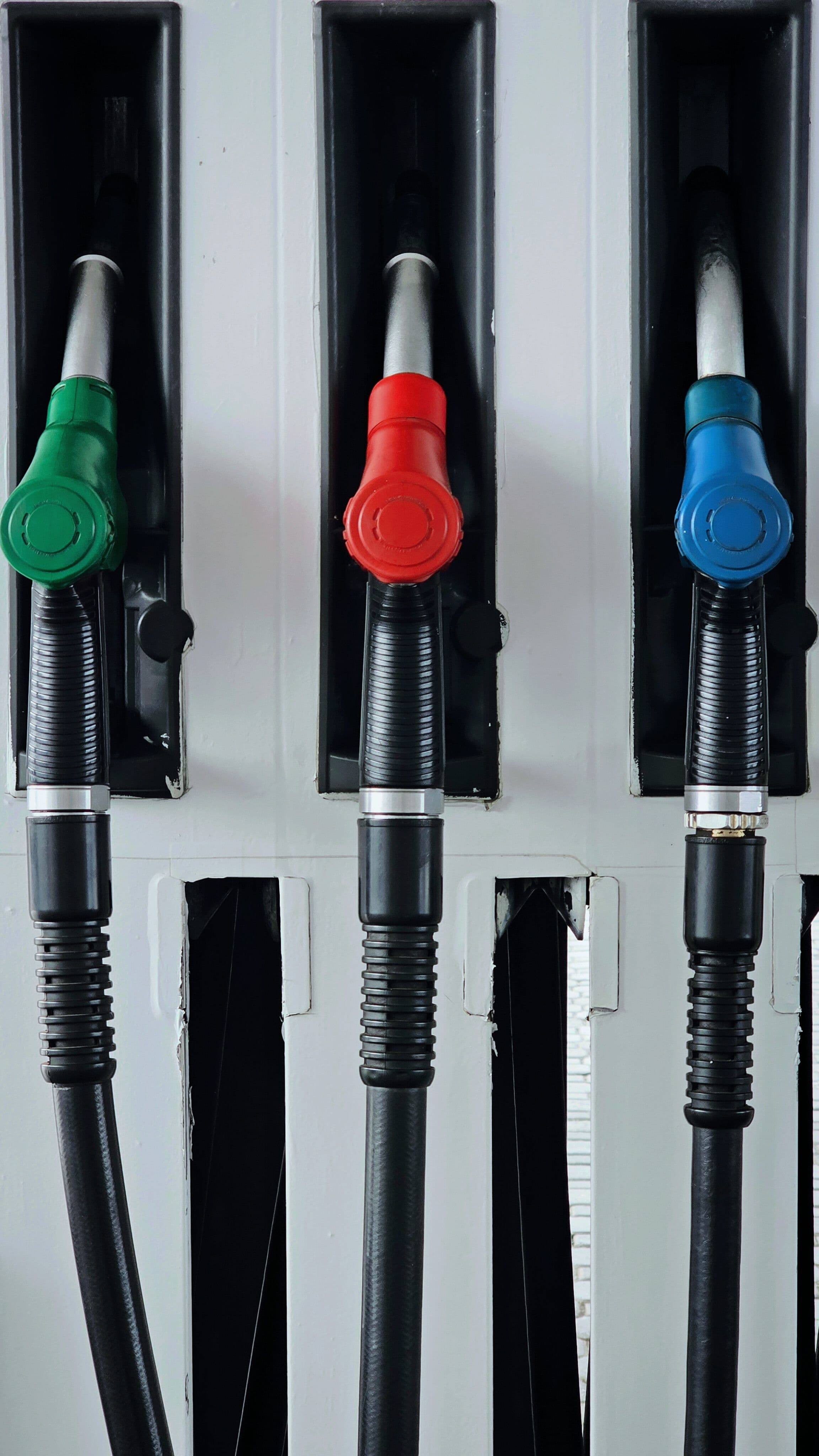 Benzina e gasolio di nuovo in corsa: il diesel sfiora i 2 euro, la Sardegna è già oltre