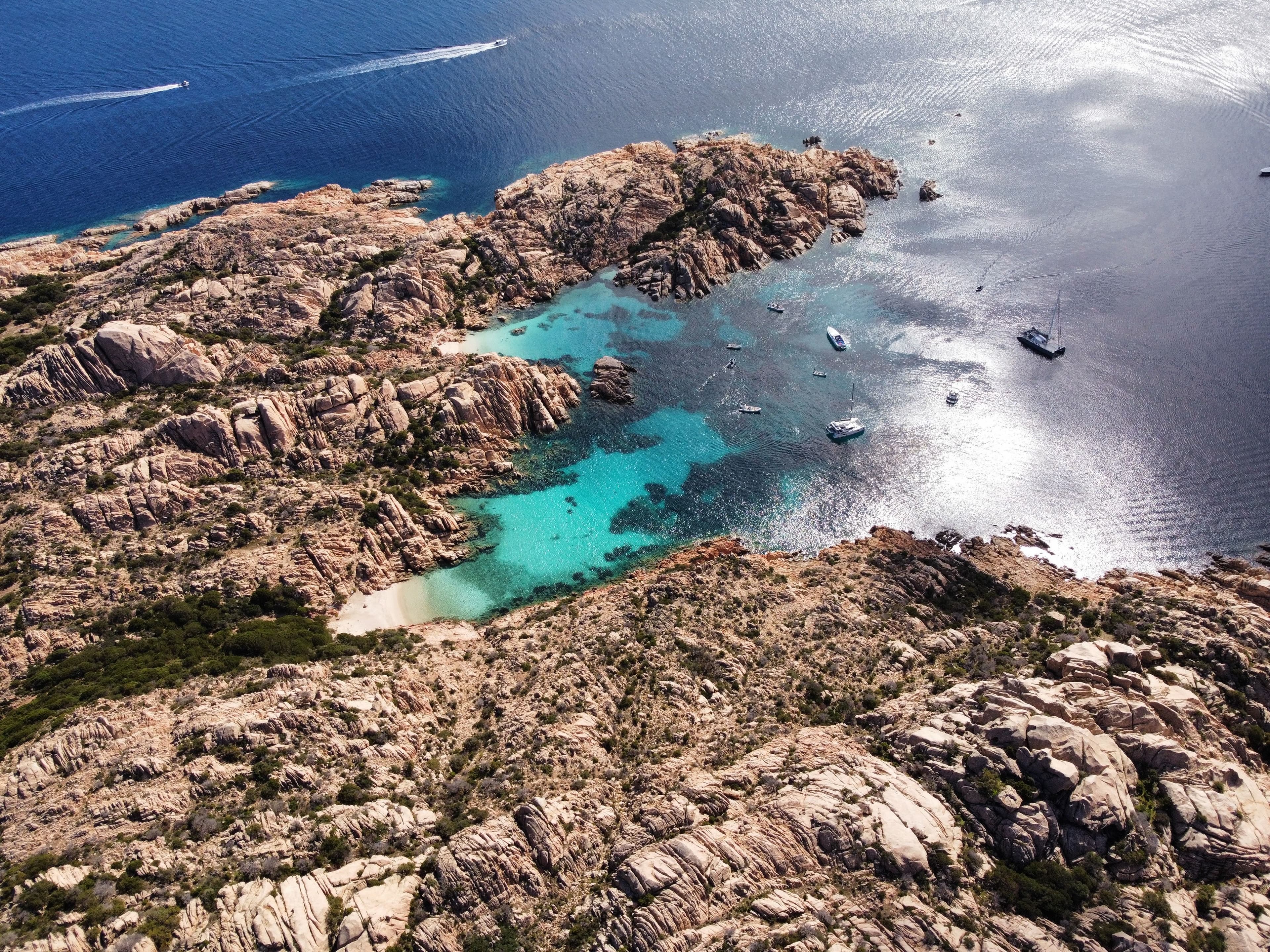 Sardegna nella morsa del caldo: fino a 40° nell'interno, ma la costa respira