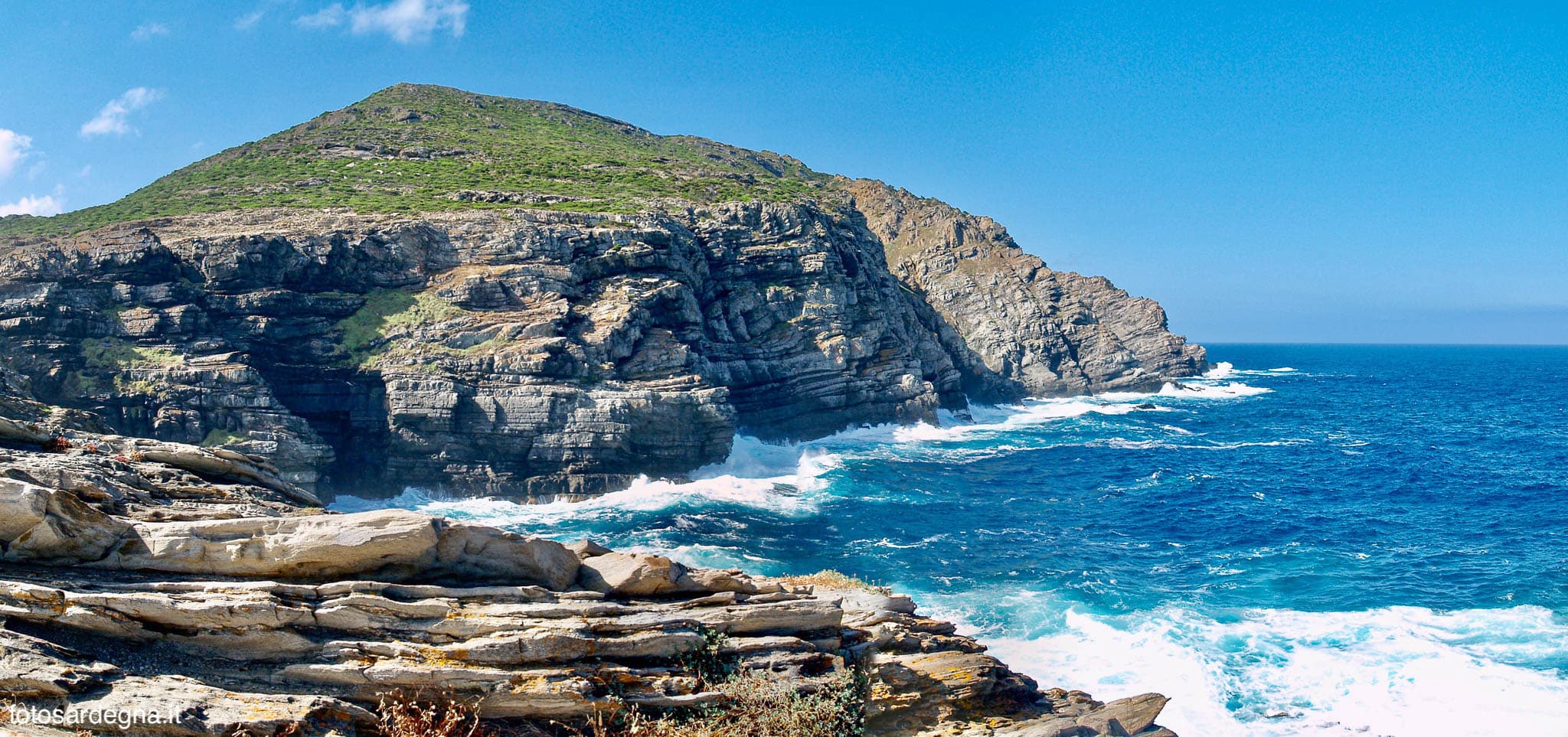 Stintino, lo scheletro di cemento sul mare in vendita a 5,5 milioni (con elipista nel progetto)