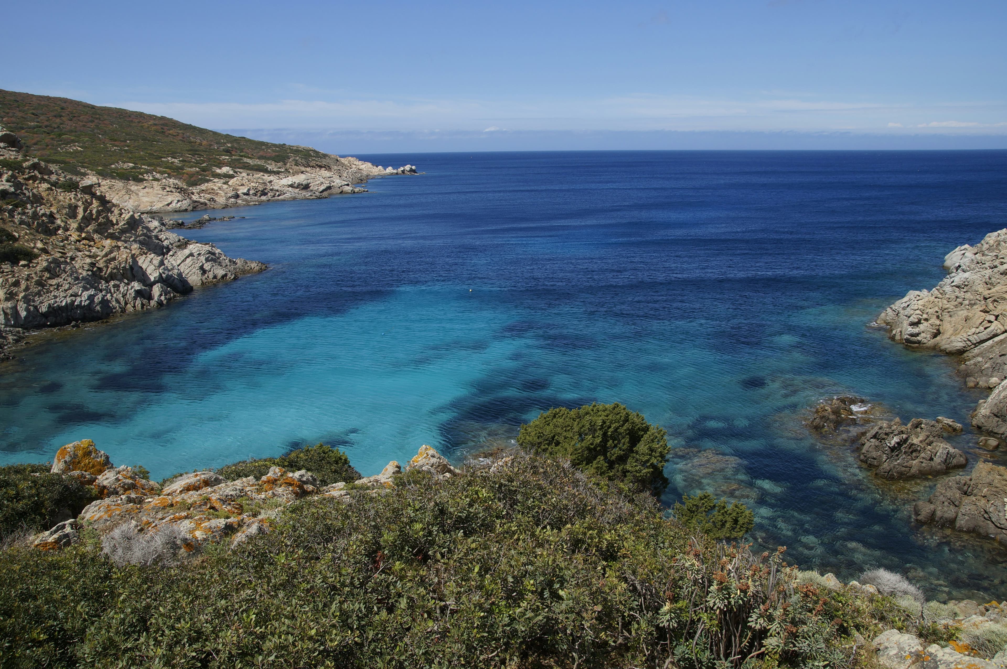 Asinara, in e-bike sulla spiaggia proibita: multati due turisti a Cala Sant'Andrea
