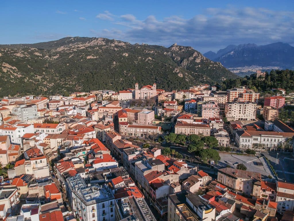 Crisi Idrica a Nuoro: Disagi Estesi, Scuole Sospese e Nuovi Turni di Chiusura Annunciati
